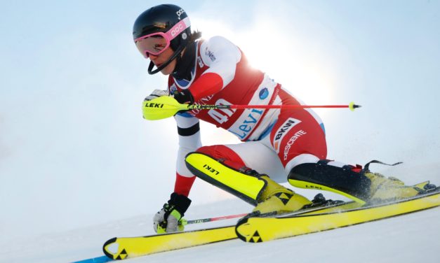 Tanguy Nef au pied du podium à Levi