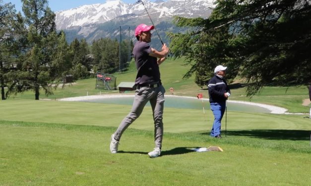 Les skieurs romands jouent au golf pour la bonne cause