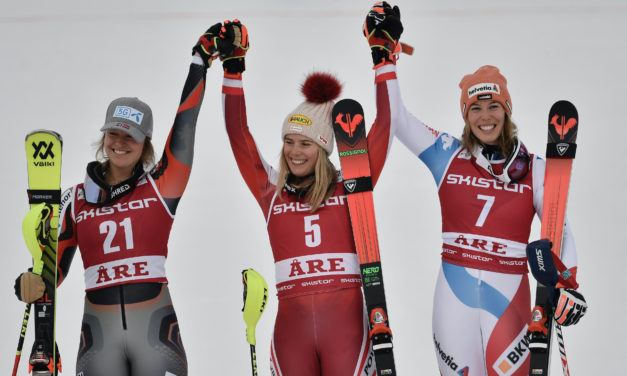 Michelle Gisin, rayonnante, monte sur le podium à Åre