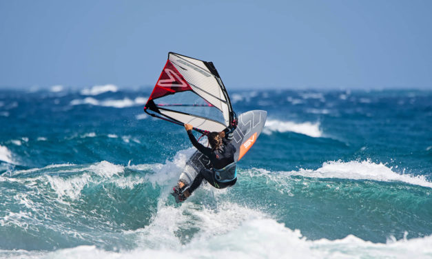 Avec sa voile, Pauline Katz danse sur les vagues