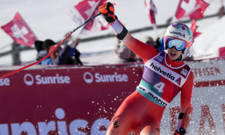 Michelle Gisin se rassure au pied du podium à Saint-Moritz