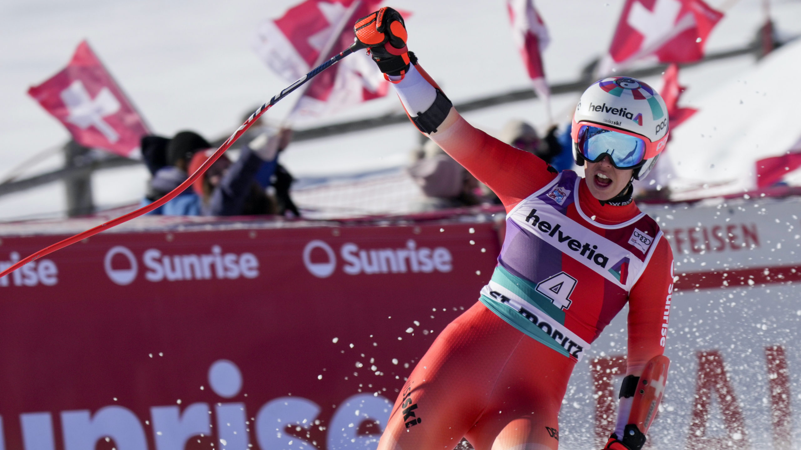 Michelle Gisin se rassure au pied du podium à Saint-Moritz | SkiActu.ch