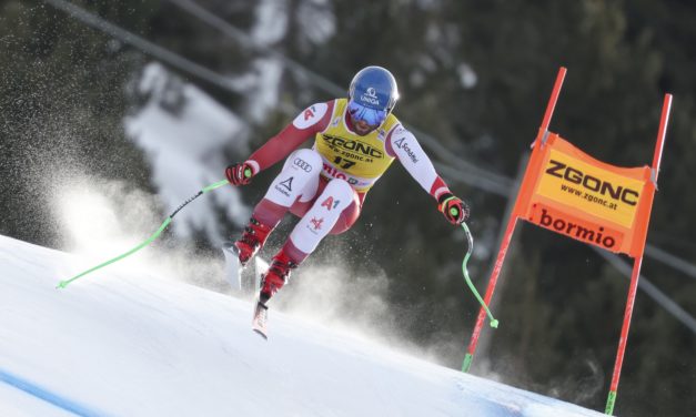 Marco Schwarz chute et se blesse au genou droit