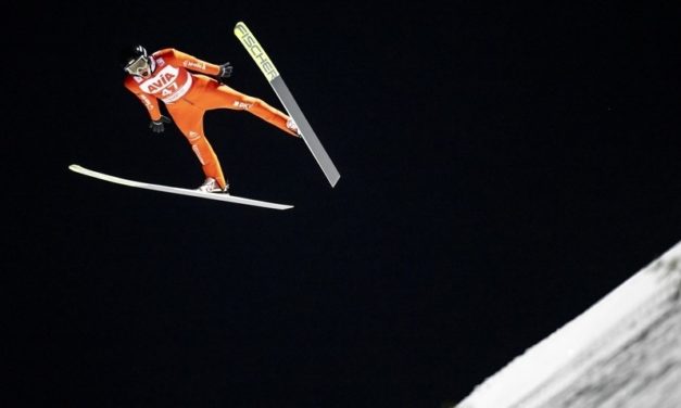 Gregor Deschwanden jubile sur le podium à Klingenthal