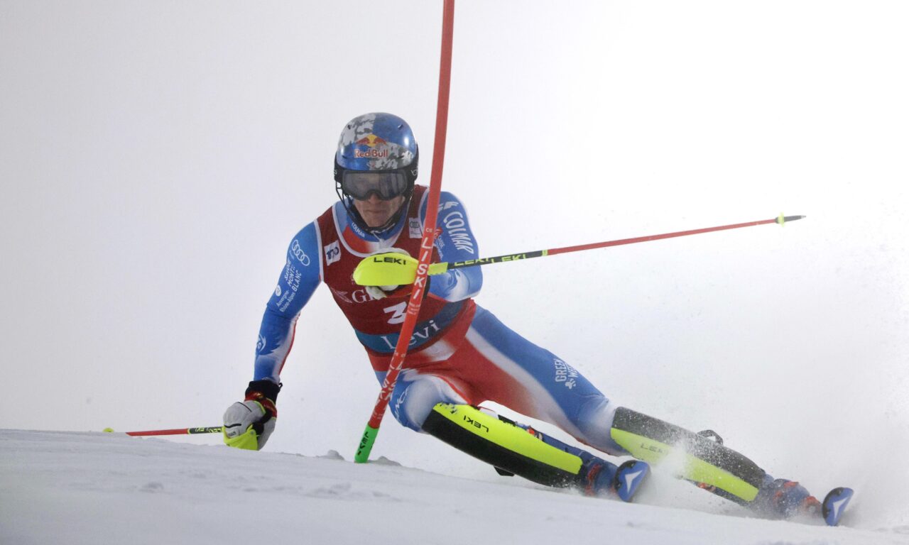 Clément Noël s’impose à Levi, Loïc Meillard confirme