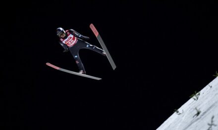 Andreas Wellinger remporte un saut écourté