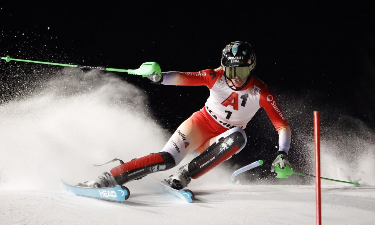 Camille Rast survole le slalom nocturne à Flachau