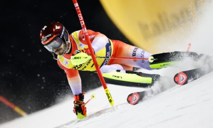 Loïc Meillard sur le podium dans la nuit italienne