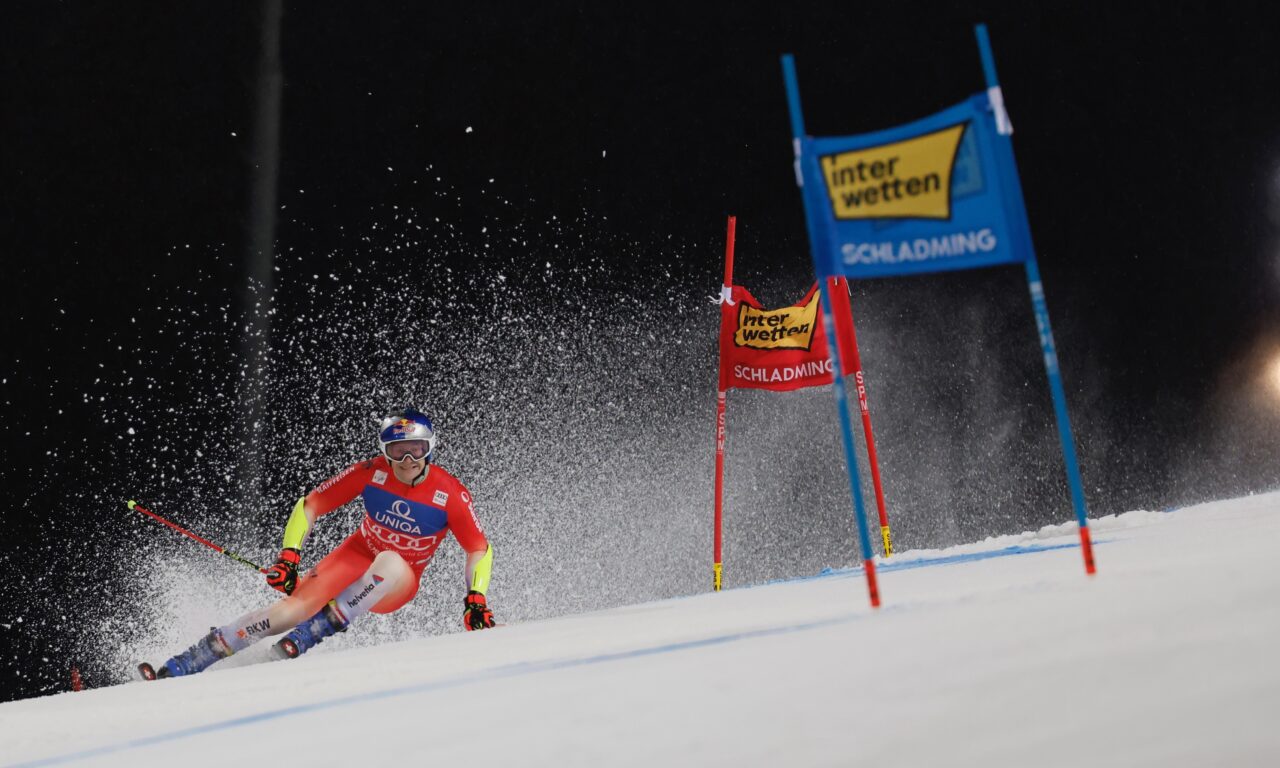 Marco Odermatt poursuit sa série de podiums en géant à Schladming