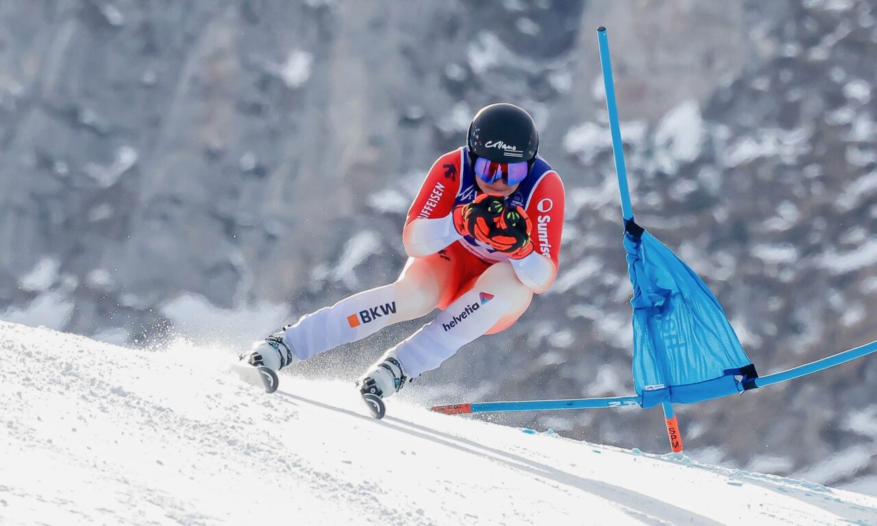 Philipp Kälin glisse vers le podium en France