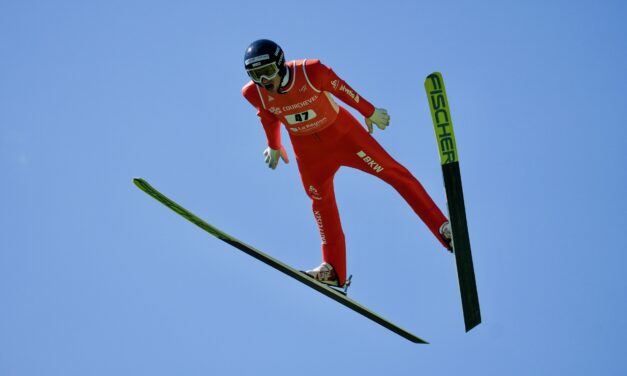 Gregor Deschwanden lance 2025 sur le podium