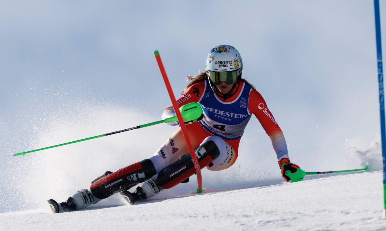 Camille Rast vole sur la première manche du slalom mondial