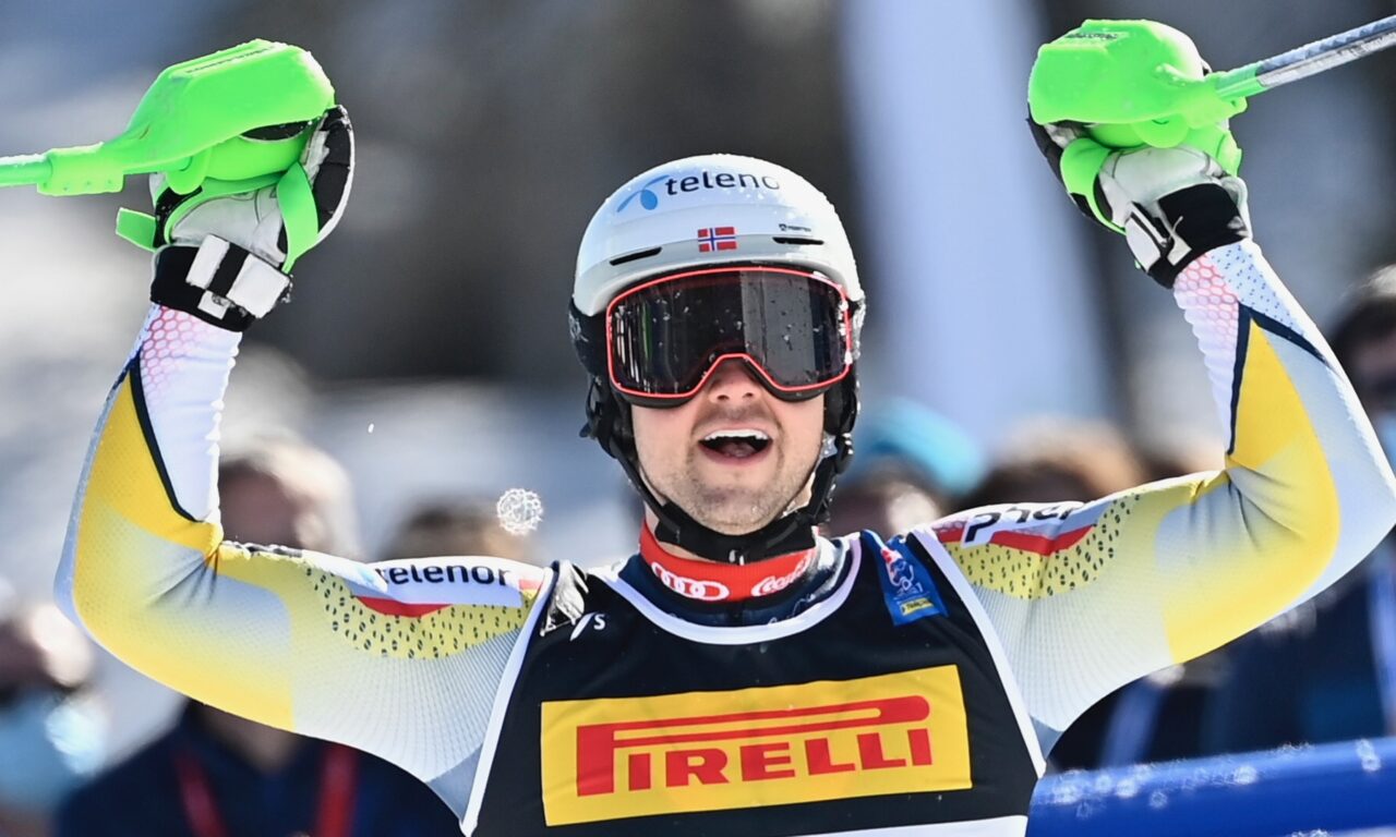 Le champion norvégien Sebastian Foss Solevåg range ses skis