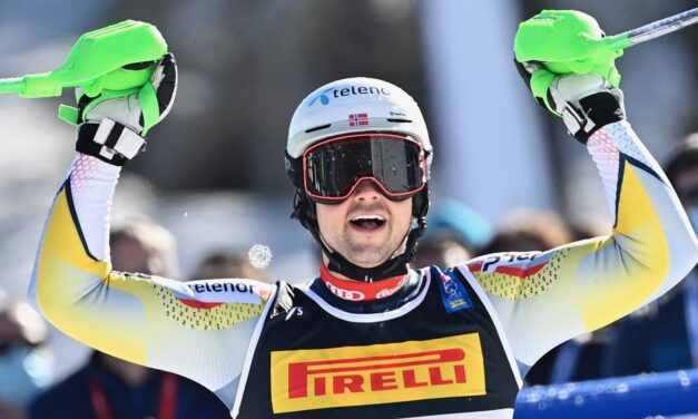 Le champion norvégien Sebastian Foss Solevåg range ses skis