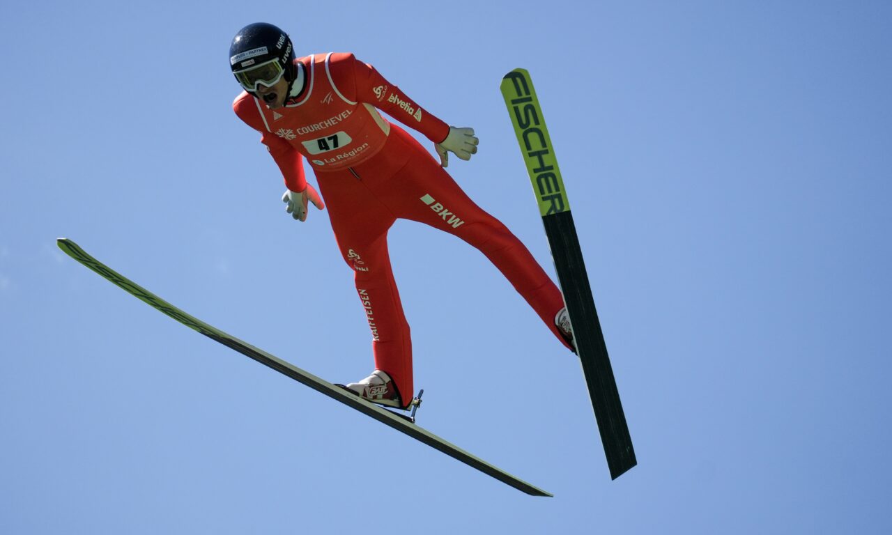 Gregor Deschwanden saute déjà loin à Courchevel