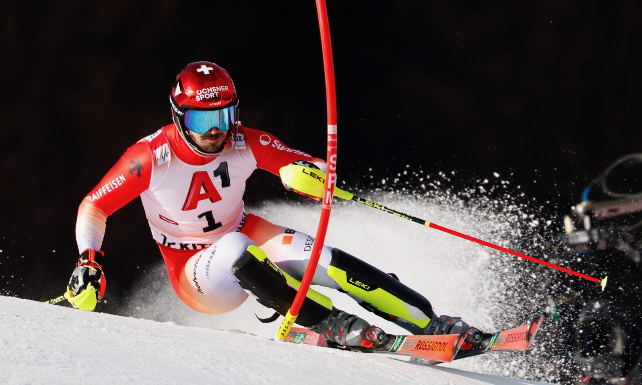 Manuel Feller mate Loïc Meillard sur le slalom de Kitzbühel