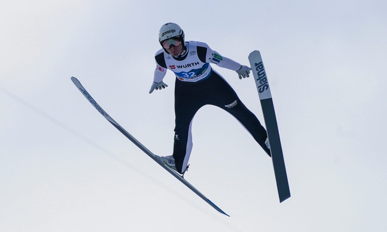 Domen Prevc double la mise au Japon, Suisses discrets