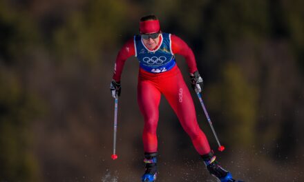 Nadine Fähndrich à côté du podium et du Globe
