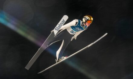 Marius Lindvik gagne, Domen Prevc prend le Globe